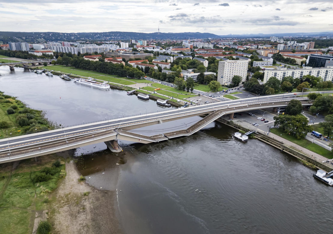 Most runął w ułamku sekundy. Huk obudził mieszkańców w nocy. Tak to mogło wyglądać w Chorzowie