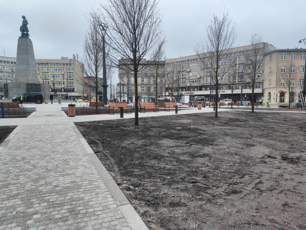 Plac wolności kilka dni przed otwarciem! Już odwiedzają go pierwsi łodzianie [ZDJĘCIA]