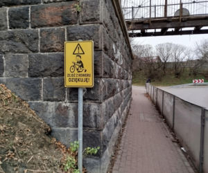 Nowe tablice znaki dla rowerzystów pod wiaduktem garwolińskim w Siedlcach