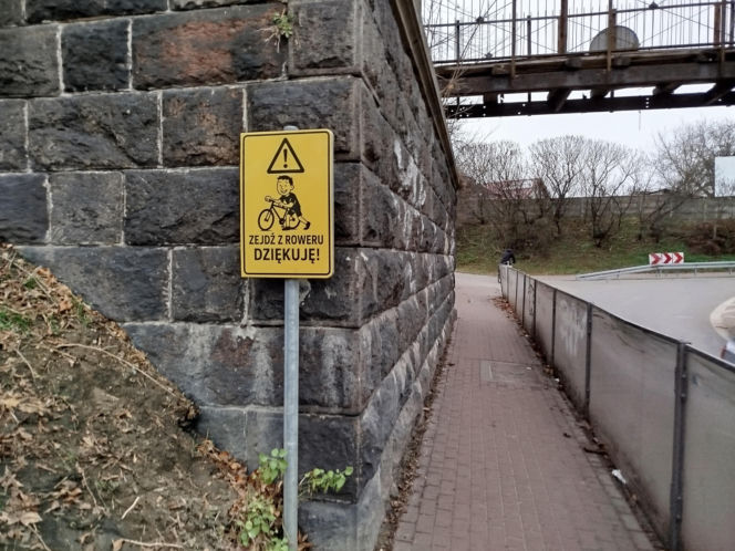 Nowe tablice znaki dla rowerzystów pod wiaduktem garwolińskim w Siedlcach