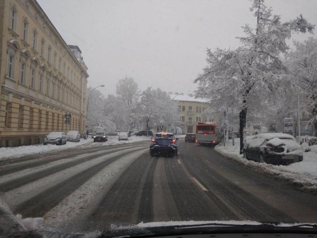 FATALNE warunki na drogach Rzeszowa. Śnieżny ARMAGEDON! [ZDJĘCIA]