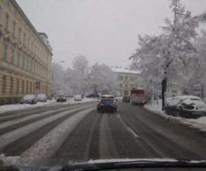 FATALNE warunki na drogach Rzeszowa. Śnieżny ARMAGEDON! [ZDJĘCIA]