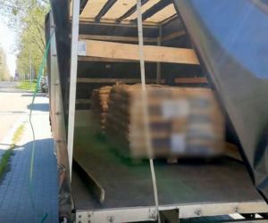 Przeładowany dostawczak z pękniętą ramą
