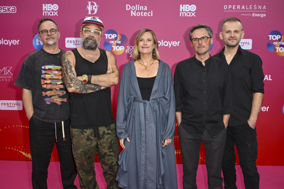 Ależ się wystroiły gwiazdy w 2. dniu festiwalu! Chylińska kolorowa jak papuga, Krupińka elegancka, jak królewna a panowie w podkoszulkach i krótkich spodenkach