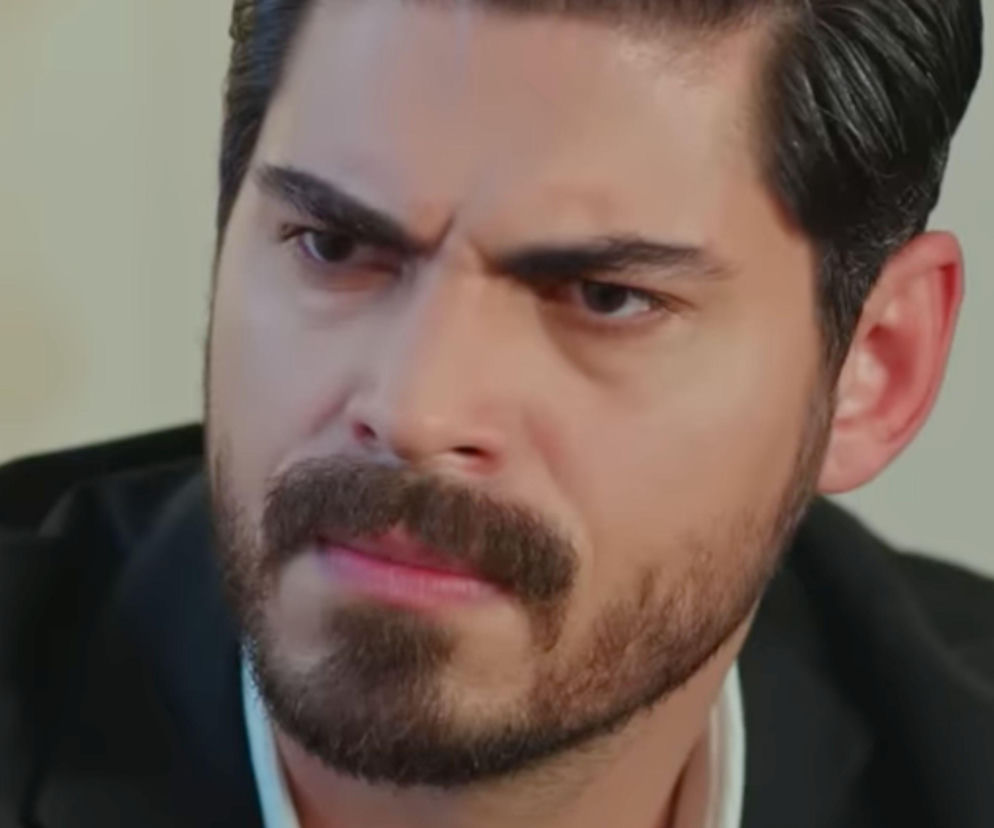 Zbliżenie na twarz Cihana z serialu Panna Młoda, który patrzy z zamyśleniem, brwi ma zmarszczone, a jego usta są lekko zaciśnięte. Zdjęcie to idealnie oddaje emocje związane z nadchodzącym 84. odcinkiem. Więcej o tureckich hitach na Super Seriale.