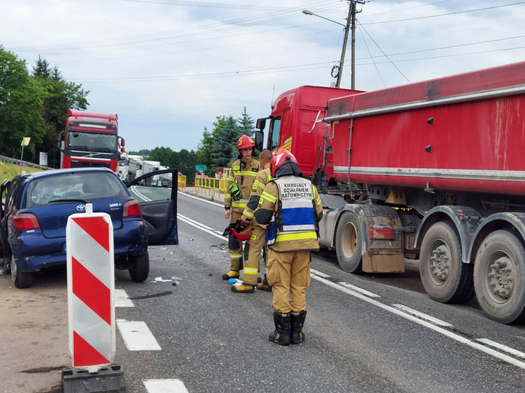 Wypadek W Lubieni. Ciężarówka zderzyła się z osobówką
