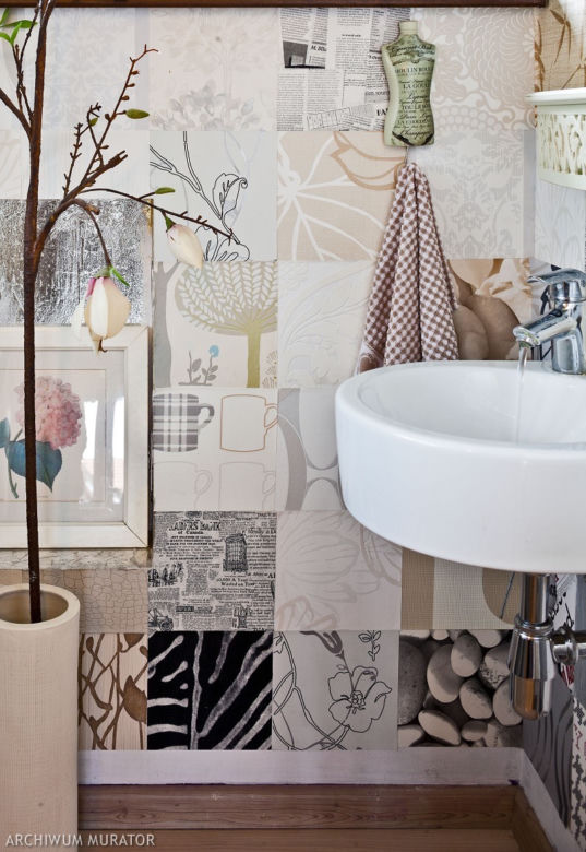 Patchwork z tapet na scianie w łazience