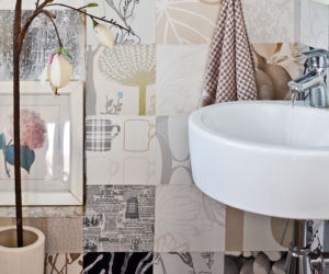 Patchwork z tapet na scianie w łazience