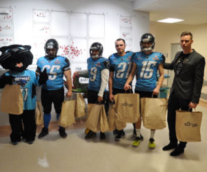 Zawodnicy Panthers Wrocław rozdali świąteczne paczki dzieciom ze szpitala przy Koszarowej