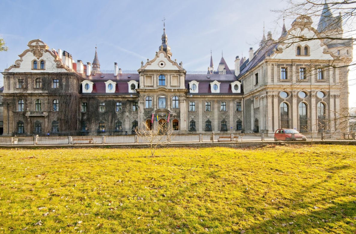 Metamorfoza Zamku w Mosznej. Z sanatorium w bajkowy hotel - tak przez lata zmieniał się jeden z najbardziej czarujących budynków w Polsce