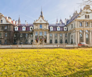 Pałac w Mosznej stale przechodzi przemianę. Największa to jego funkcja