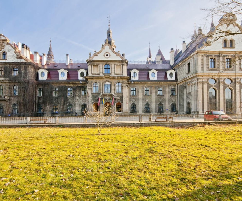 Metamorfoza Zamku w Mosznej. Z sanatorium w bajkowy hotel - tak przez lata zmieniał się jeden z najbardziej czarujących budynków w Polsce