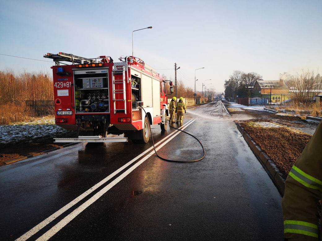 20 ton gnojowicy wylało się na drogę w Złocieńcu