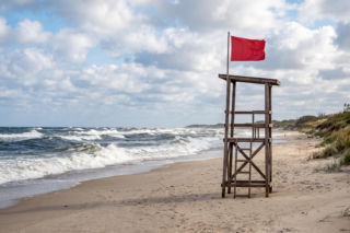 Sinice Mielno. Czy w Mielnie można się kąpać 28.07? Flaga, warunki pogodowe
