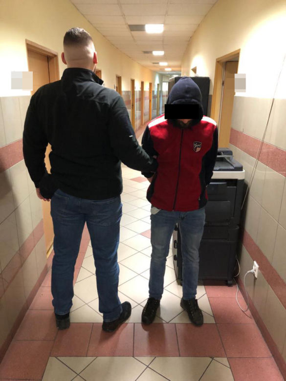 Kradziony sprzęt, broń i narkotyki w mieszkaniu pasera