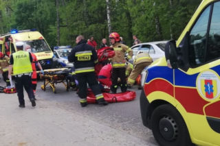 Bedoń Przykościelny. Motocyklista wjechał w kobietę z dzieckiem. W akcji śmigłowiec LPR