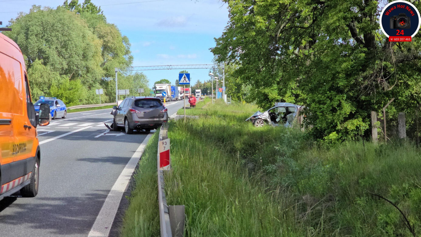 Peugeot i nissan roztrzaskane na drodze. Dramatyczny wypadek pod Sochaczewem 