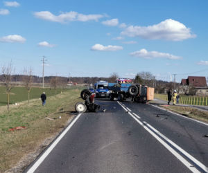 Wypadek na DK 16. CIĄGNIK ROZPADŁ SIĘ NA PÓŁ po zderzeniu z osobówką [ZDJĘCIA]
