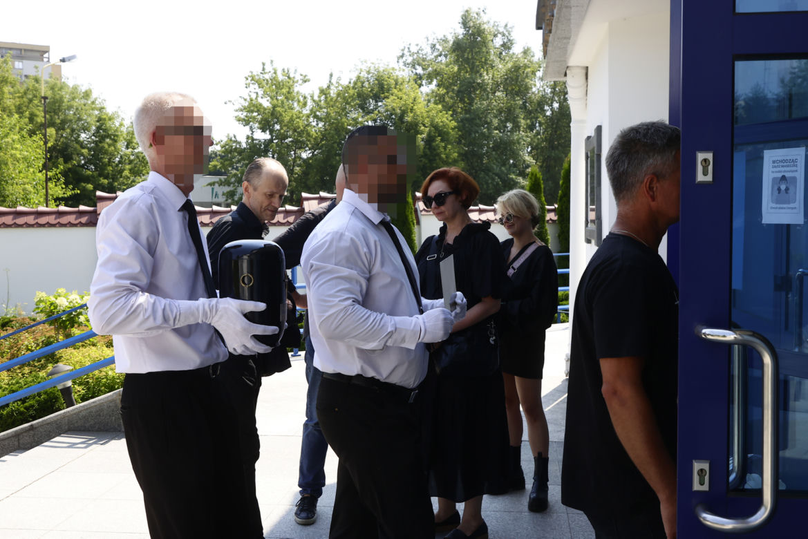 Żona Jana Jangi Tomaszewskiego Marta Zgolińska przyjmuje kondolencje od Roberta Czebotara