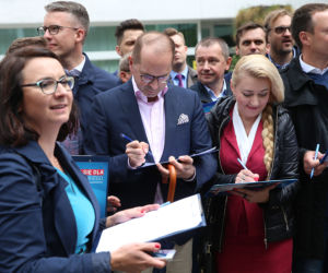 Trzaskowski rozpoczął zbiórkę podpisów w centrum Warszawy