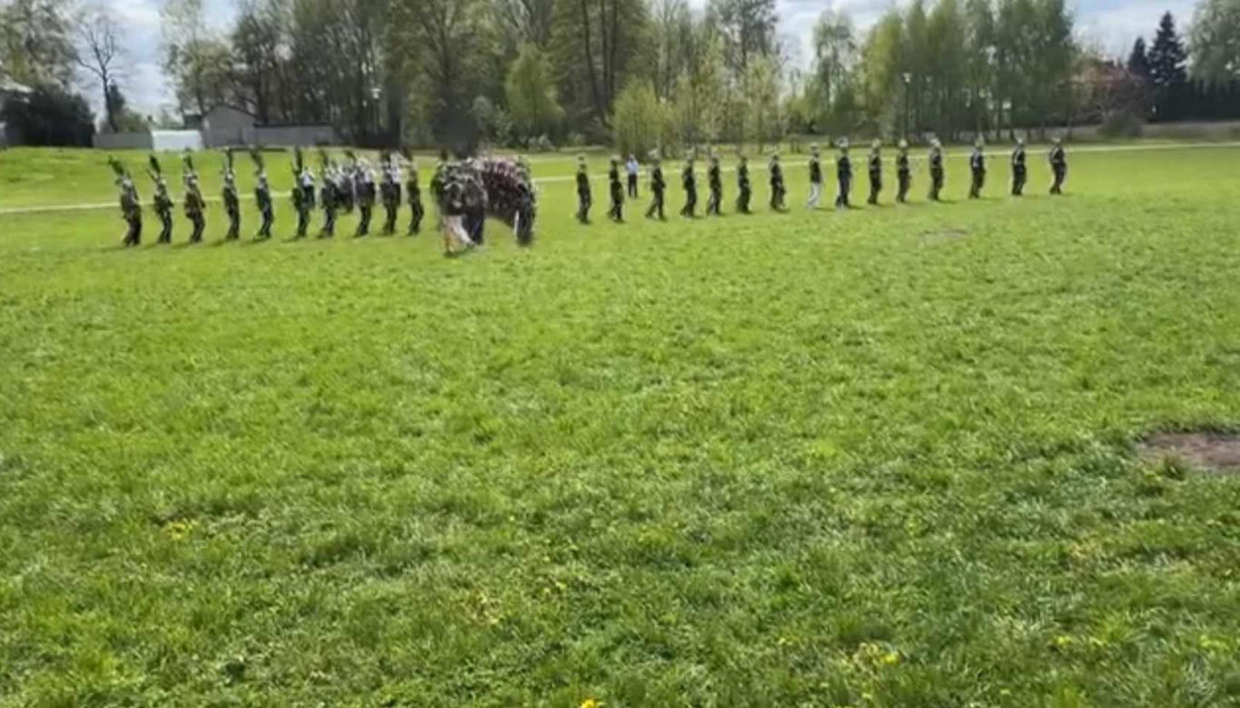 Muzyk zmarł podczas parady. 