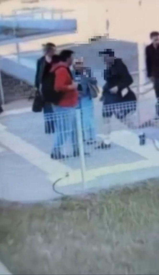 Schodziła po schodach, nagle obcy mężczyzna kopnął ją w głowę. Tłumaczenie poraża: "Wydawało mi się..."