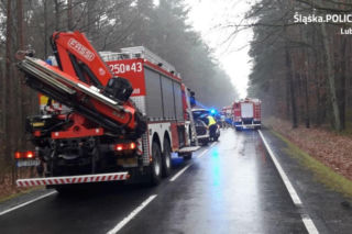 Urwała mu się naczepa i zmiażdżyła osobówkę. Kierowca powędruje do więzienia