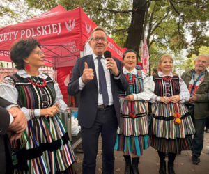 Poseł Telus z delegacją z Opoczna wspierał protestujących przed TK. Nie przybyli z pustymi rękami