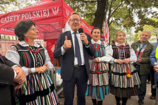 Poseł Telus z delegacją z Opoczna wspierał protestujących przed TK. Nie przybyli z pustymi rękami