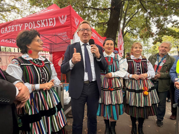 Poseł Telus z delegacją z Opoczna wspierał protestujących przed TK. Nie przybyli z pustymi rękami