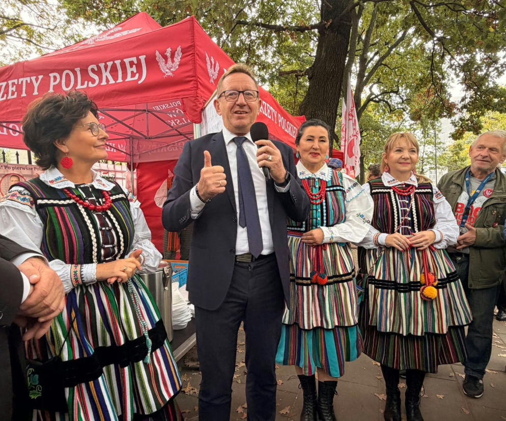 Robert Telus i delegacja z Opoczna pod namiotem Gazety Polskiej. O szczegółach manifestacji przeczytasz na Eska.