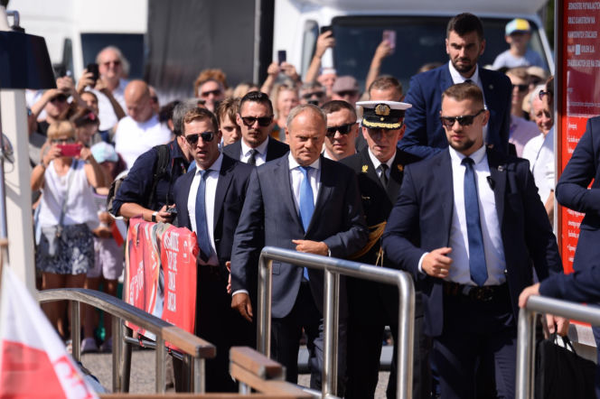 Święto Wojska Polskiego. Donald Tusk na jachcie w Gdyni.