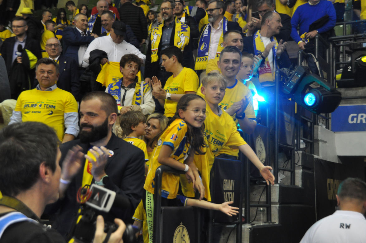 Barlinek Industria Kielce - Telekom Veszprem. Kibice zrobili "żółto-niebieski kocioł" w Hali Legionów