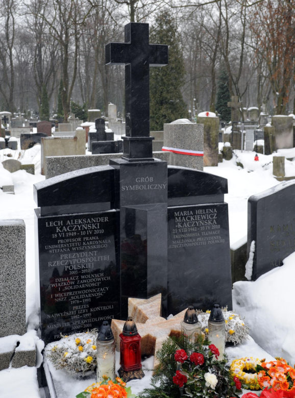 Tak wyglądał grób rodziny Kaczyńskich w 2010 roku