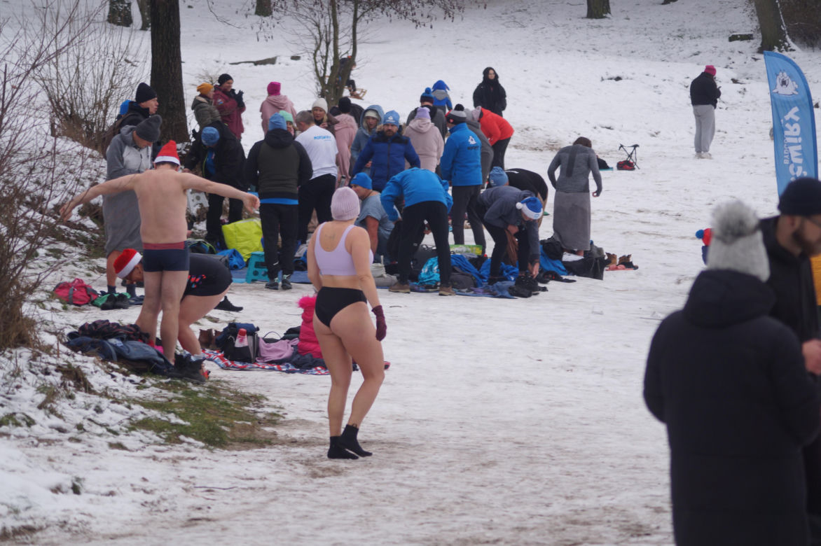 Zimna woda im niestraszna! Morsowanie w podbydgoskich Pieckach [ZDJĘCIA]