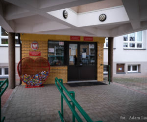 Duże czerwone serca na nakrętki przy czterech białostockich szkołach [ZDJĘCIA]