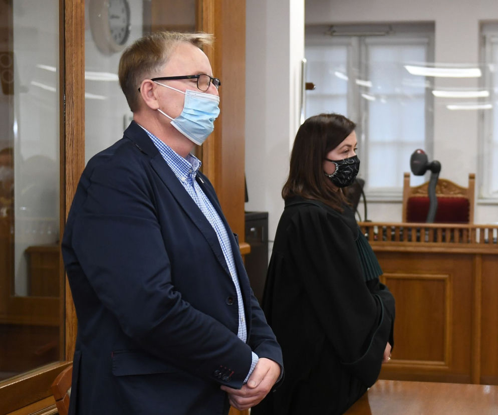 Były senator PiS przywiązał psa do auta i wlókł po drodze. Zwierzak zdechł w męczarniach. Ruszył proces