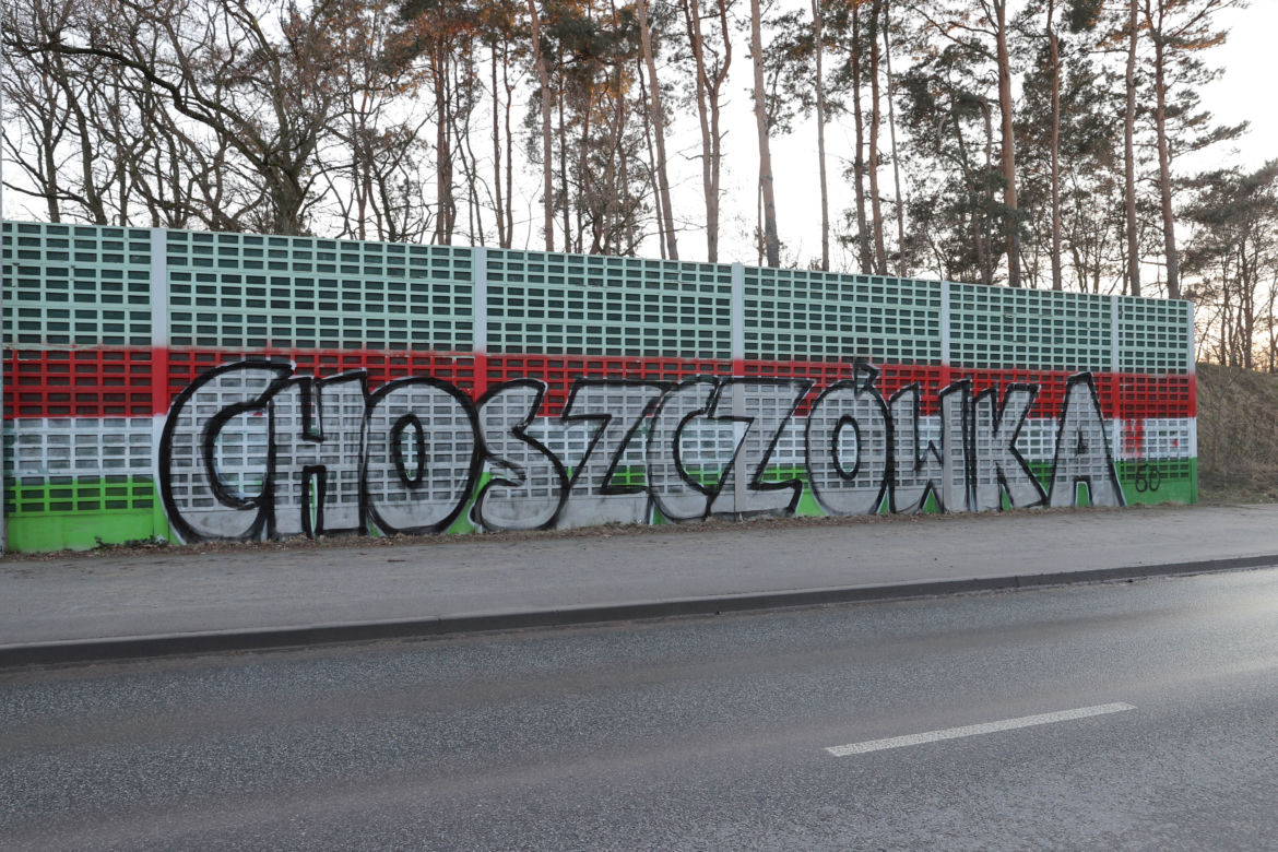 Nikt nie chce zmyć graffiti z wiaduktu. Urzędniczy ping pong na Choszczówce