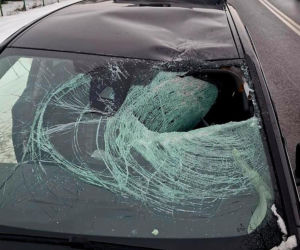 Pełczyce. Tafla lodu rozbiła szybę w BMW