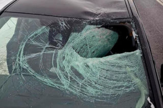 Pełczyce. Tafla lodu rozbiła szybę w BMW