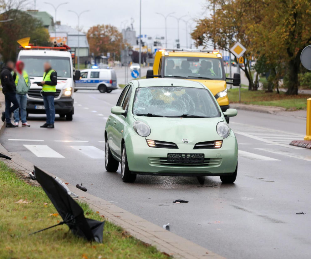 Zielony Nissan z rozbitą szybą na drodze obok przejścia. O tragedii w Białymstoku przeczytasz na Eska Białystok.