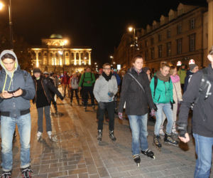 Nightskating. Warszawiacy przejechali stolicę na rolkach [Zdjęcia]