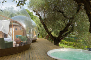 Noc pod gwiazdami nad Jeziorem Garda – z prywatnym jacuzzi. Jak glamping redefiniuje wypoczynek blisko natury