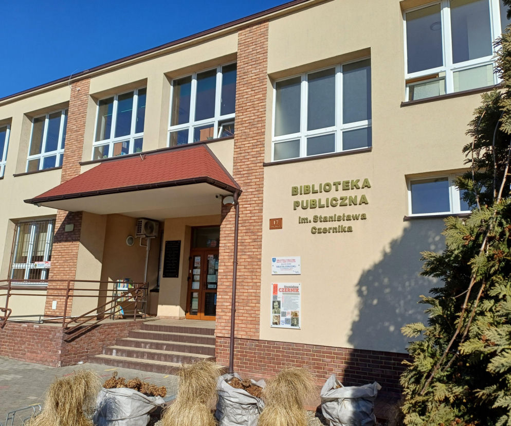 Budynek Biblioteki Publicznej w Ostrzeszowie. O nowym projekcie kulinarnym dla młodzieży przeczytasz na Eska Ostrzeszów.