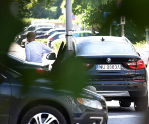 Mówi, że jest biedny, a jeździ autem za 200 tys. złotych