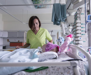 Laura trafiła do szpitala z widłami wbitymi w głowę. Teraz wraca do zdrowia