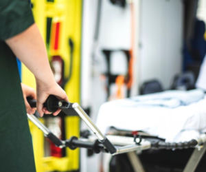 O włos od tragedii: karetka nie mogła dojechać do pacjenta! Pilny apel ratowników medycznych