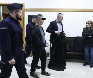 „Sztuczną szczękę wepchnięto jej do gardła”. Przerażające ustalenia. W mieszkaniu w Warszawie znaleziono cztery ciała