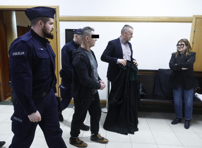 „Sztuczną szczękę wepchnięto jej do gardła”. Przerażające ustalenia. W mieszkaniu w Warszawie znaleziono cztery ciała