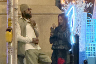 Malik Montana i Young Leosia przyłapani na mieście. Pogawędka z drinkiem na ulicy w Warszawie [ZDJĘCIA]